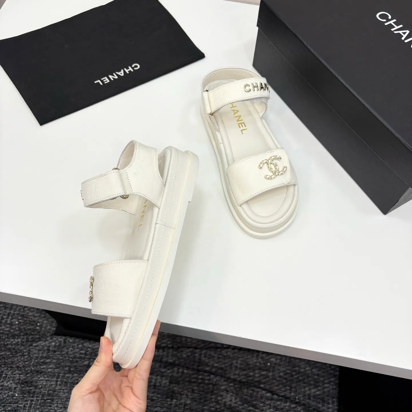 👟👟Ex-factory price 560👟👟Chanel Chanel's new early autumn thick-soled sandals are popular on catwalks on major social platforms. One of the most popular sandals at the moment. Soft and comfortable on the feet. Horsehair upper imported from Italy. Sheepskin feet. Original molded outsole Size: 35-40 (41 customized)